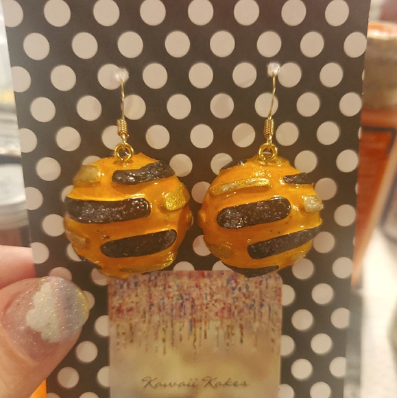 Gold and black concha earrings - Picture 1 of 1